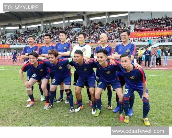 与足球明星同框合影的那位神秘明星究竟是谁呢